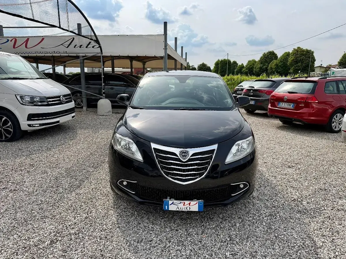 Usata Lancia Ypsilon 69 CV (50 kW) 2015 Nero Utilitaria