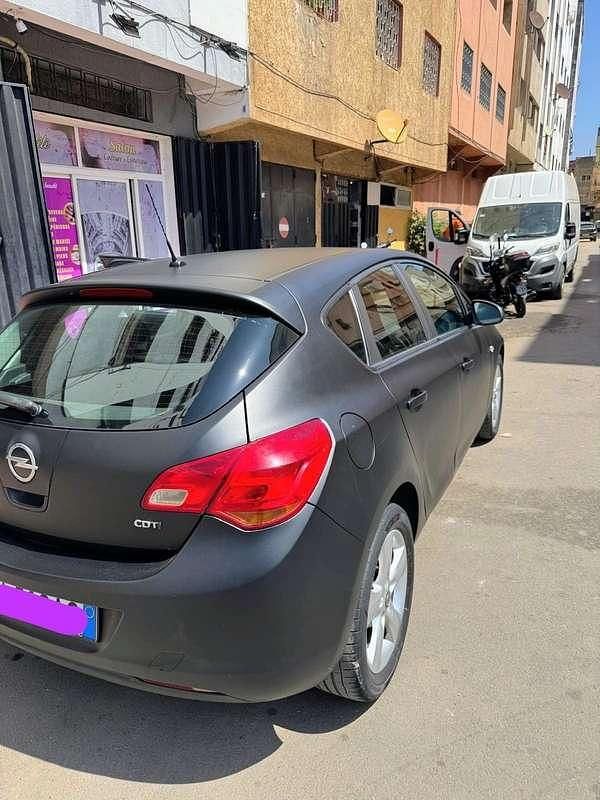 Usata Opel Astra Edition 110 CV (80 kW) 2013 Nero Berlina