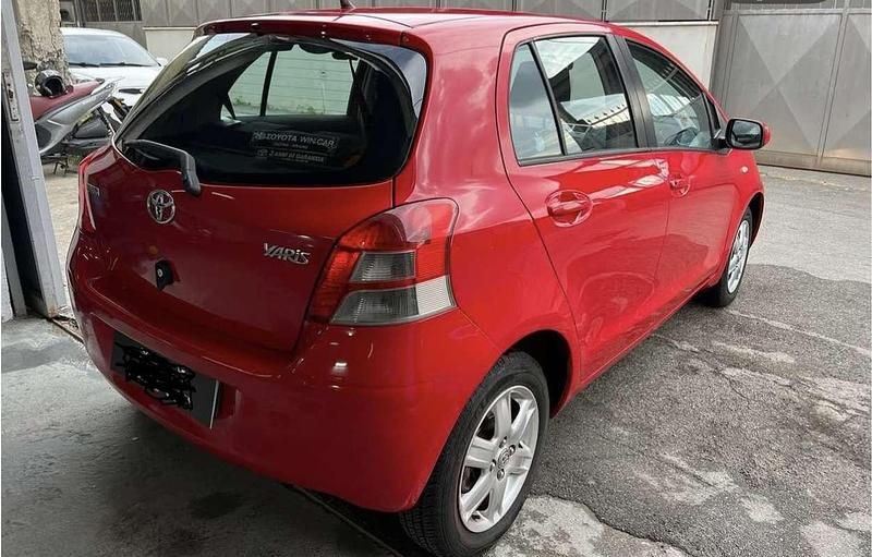 Usata Toyota Yaris 69 CV (50 kW) 2011 Rosso Berlina