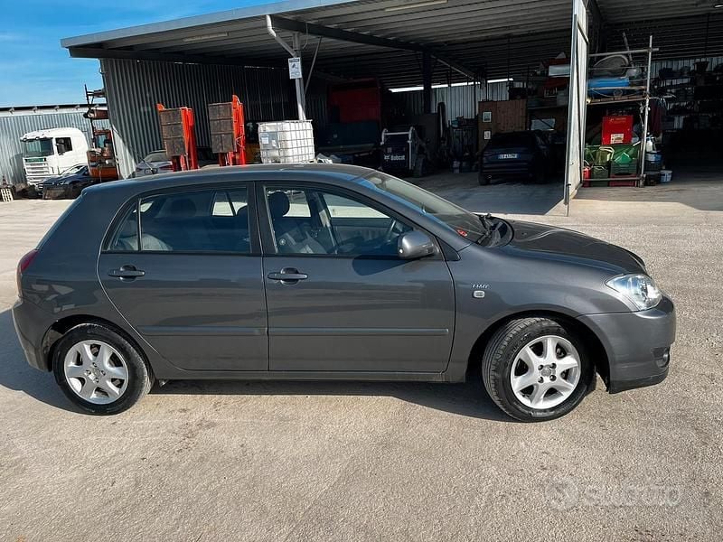 Usata Toyota Corolla 90 CV (66 kW) 2006 Grigio Berlina