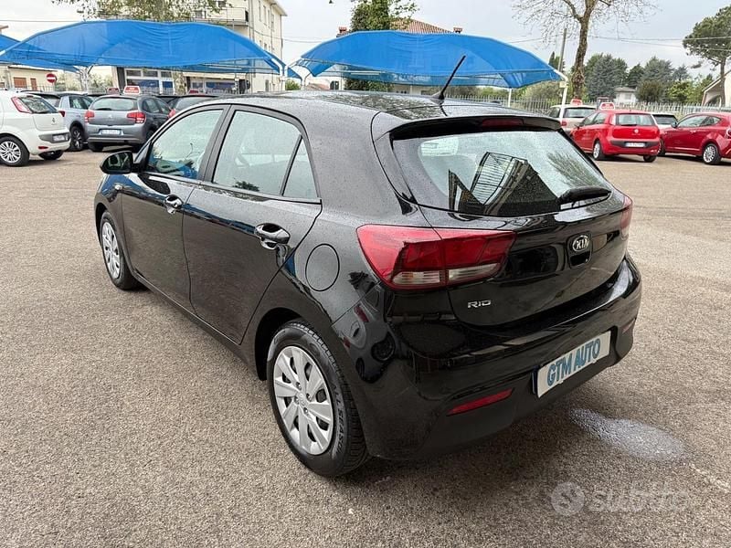 Usata Kia Rio 84 CV (61 kW) 2018 Nero Berlina