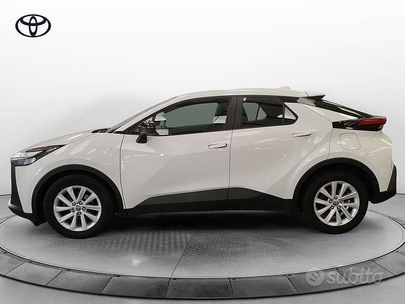 Usata Toyota C-HR Active 140 CV (102 kW) 2024 Bianco SUV