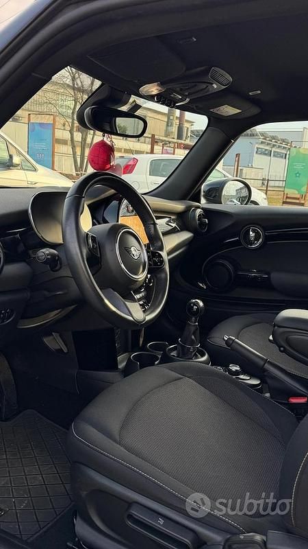 Begagnad Mini ONE 75 HK (55 kW) 2022 Svart Halvkombi