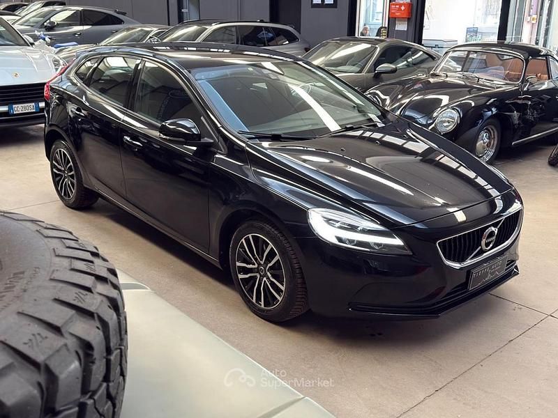 Usata Volvo V40 Business Edition 120 CV (88 kW) 2019 Nero metallizzato Berlina