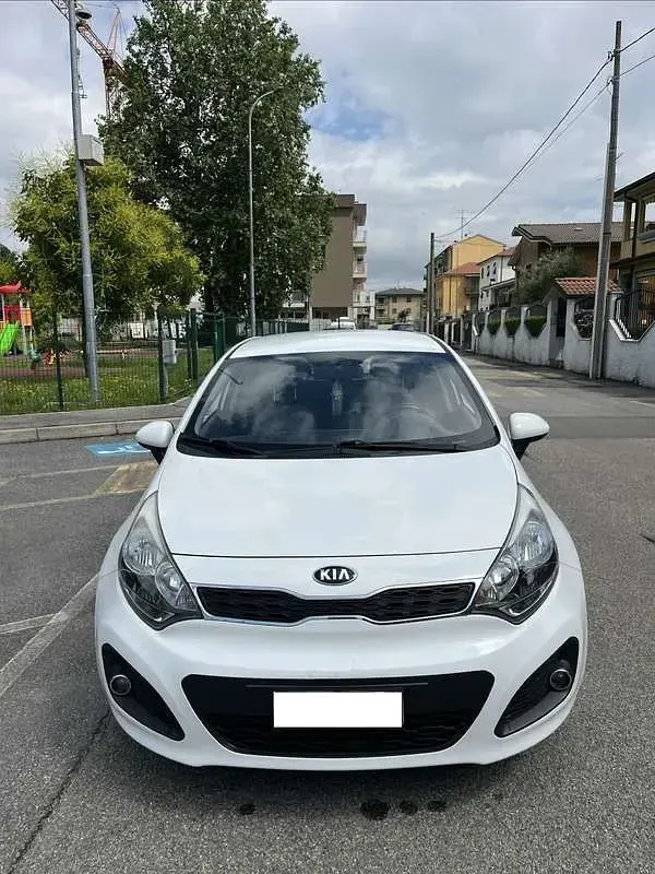 Usata Kia Rio 83 CV (61 kW) 2015 Bianco Berlina