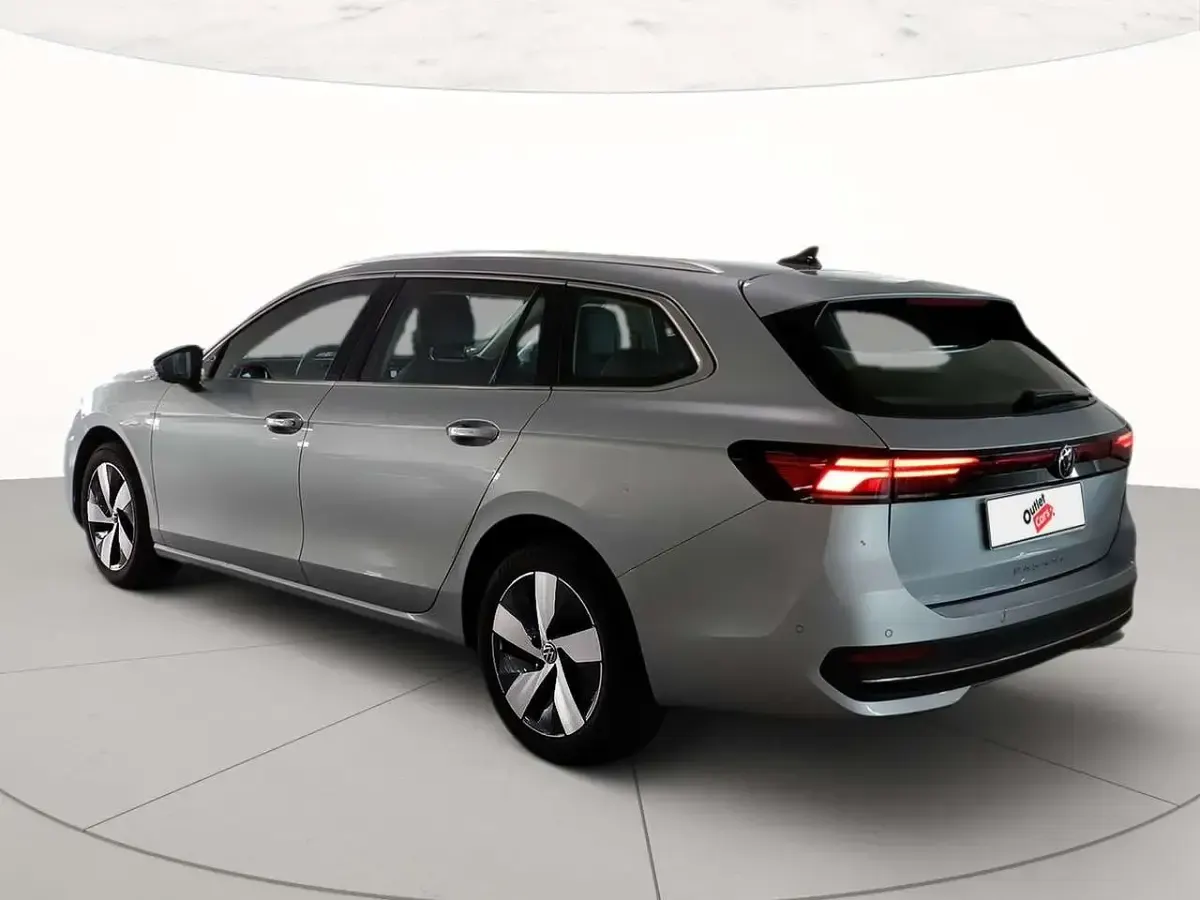 Usata VW Passat Business 150 CV (110 kW) 2024 Dolomite silver metallizzato Station wagon