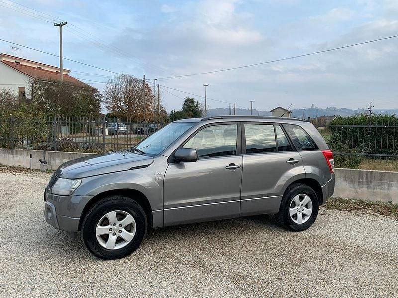 Grigio Usata 2007 Suzuki Grand Vitara Tre volumi | 5950 € (Buon prezzo) - Immagine 1/4