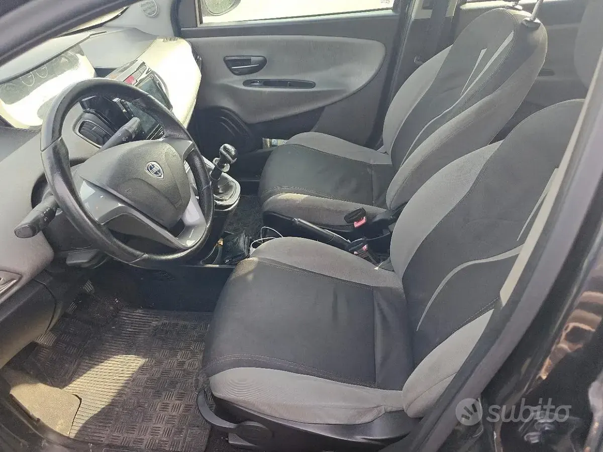 Usata Lancia Ypsilon 80 CV (58 kW) 2013 Nero Utilitaria