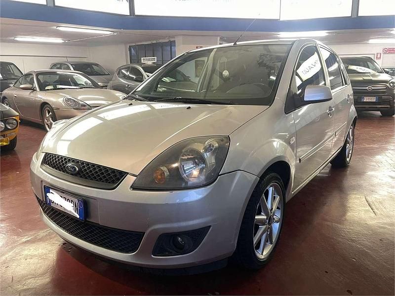 Argento Usata 2008 Ford Fiesta Titanium Tre volumi | 2900 € (Buon prezzo) - Immagine 1/4
