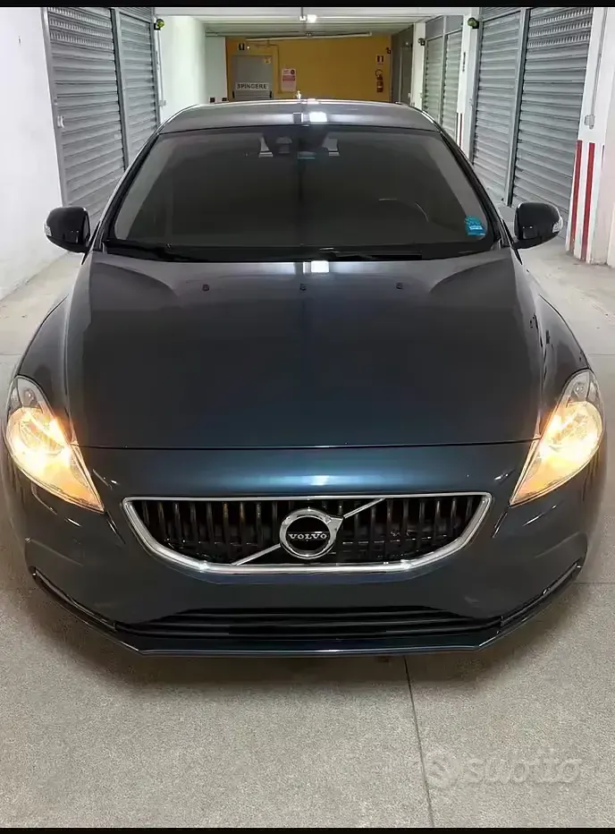 Usata Volvo V40 120 CV (88 kW) 2017 Blu Berlina