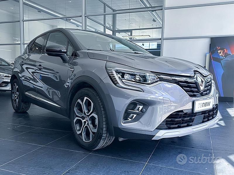 Usata Renault Captur Techno 145 CV (106 kW) 2022 Grigio cassiopea + tetto nero etoilé SUV