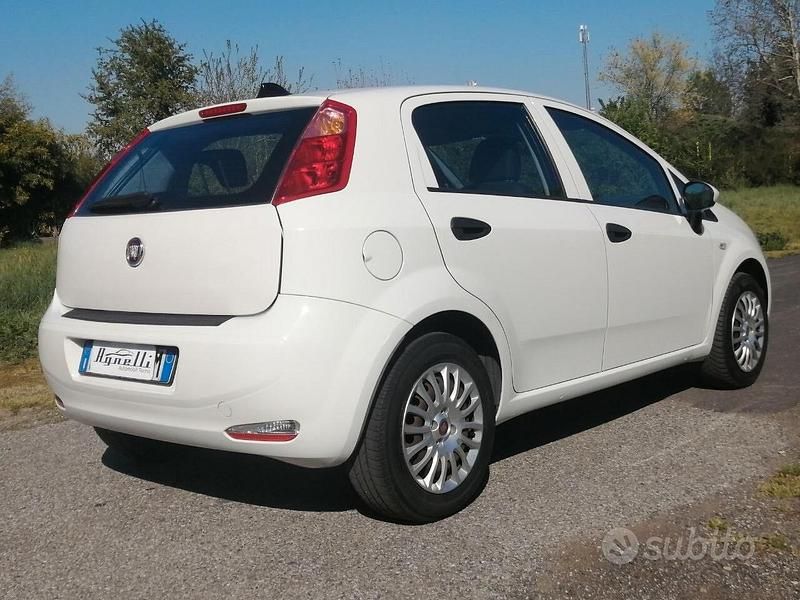 Usata Fiat Grande Punto 69 CV (50 kW) 2016 Bianco Utilitaria