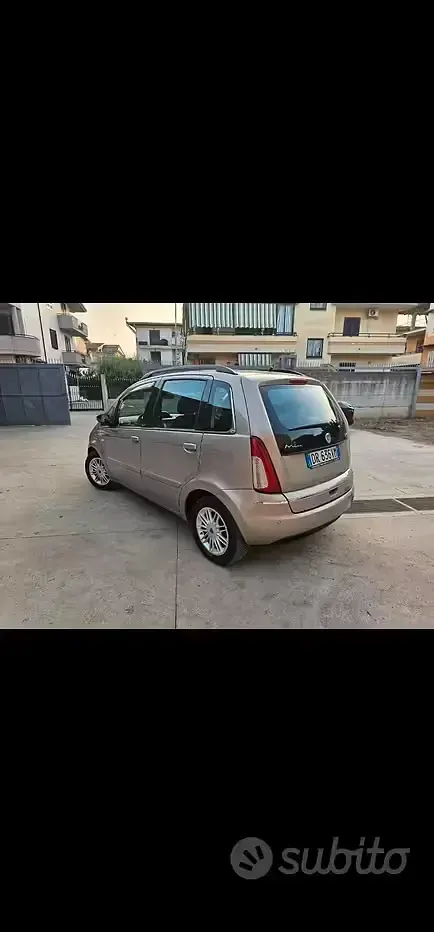 Usata Lancia Musa 120 CV (88 kW) 2008 Marrone Monovolume