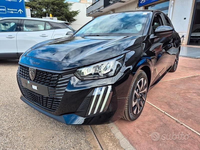 Giallo Nuova 2025 Peugeot 208 Style Due volumi | 17.250 € (Super prezzo) - Immagine 1/4