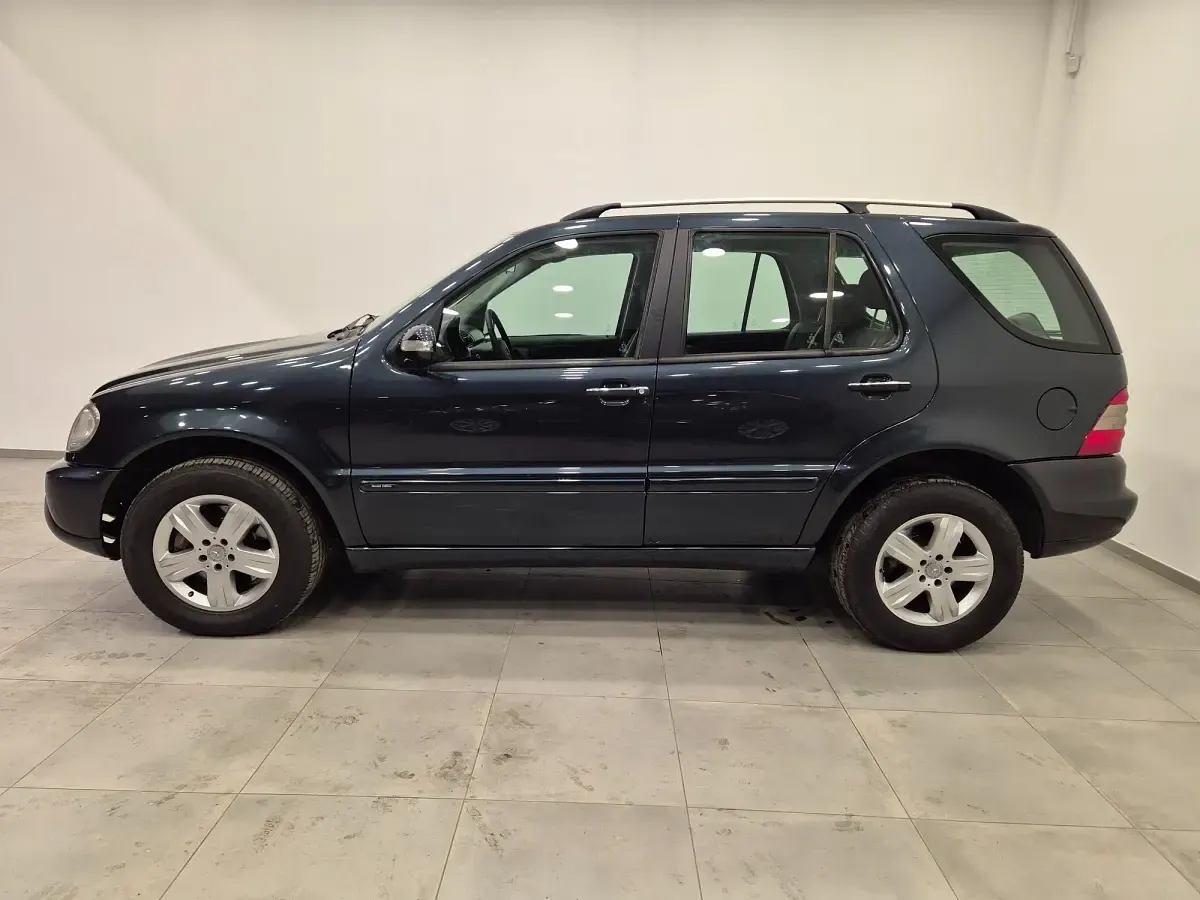 Usado Mercedes ML270 Edition 163 CV (119 kW) 2005 Azul SUV