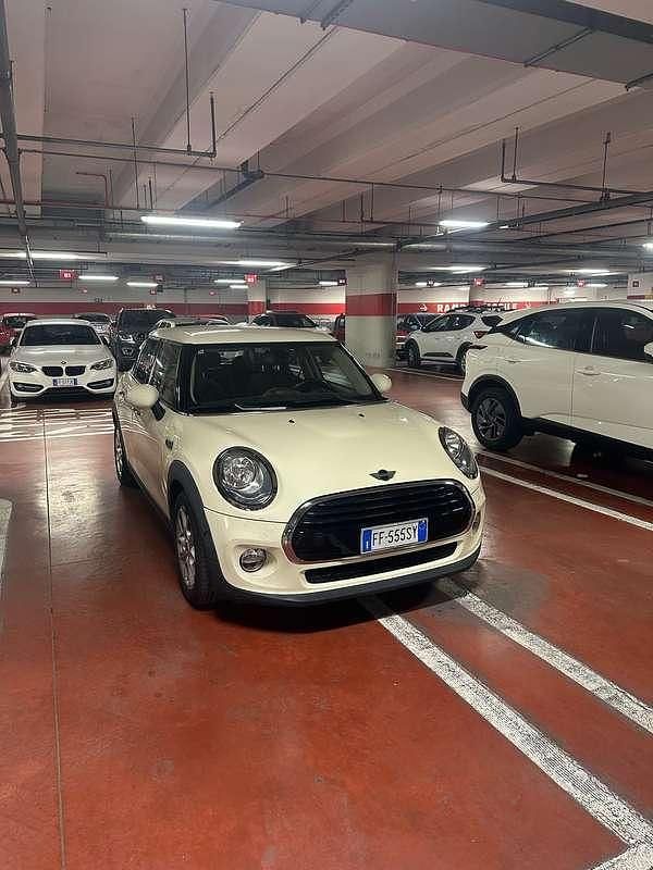 Usata Mini Cooper D Business 116 CV (85 kW) 2017 Beige Utilitaria