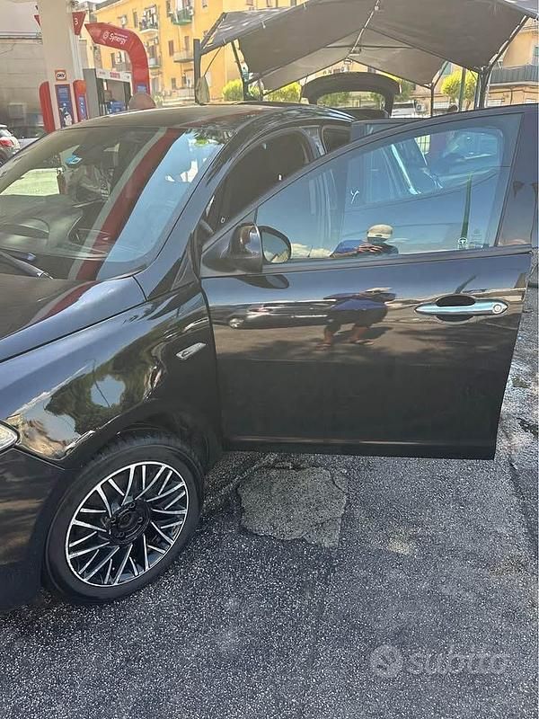 Usata Lancia Ypsilon 69 CV (50 kW) 2013 Nero Utilitaria
