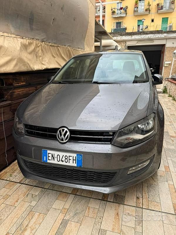 Grigio Usata 2012 VW Polo Comfortline Tre volumi | 5500 € (Buon prezzo) - Immagine 1/4