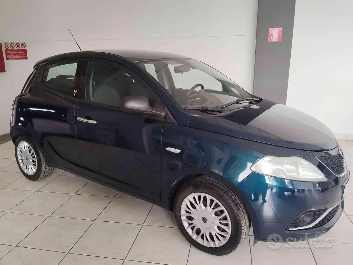 Usata Lancia Ypsilon Gold 69 CV (50 kW) 2017 Blu Utilitaria