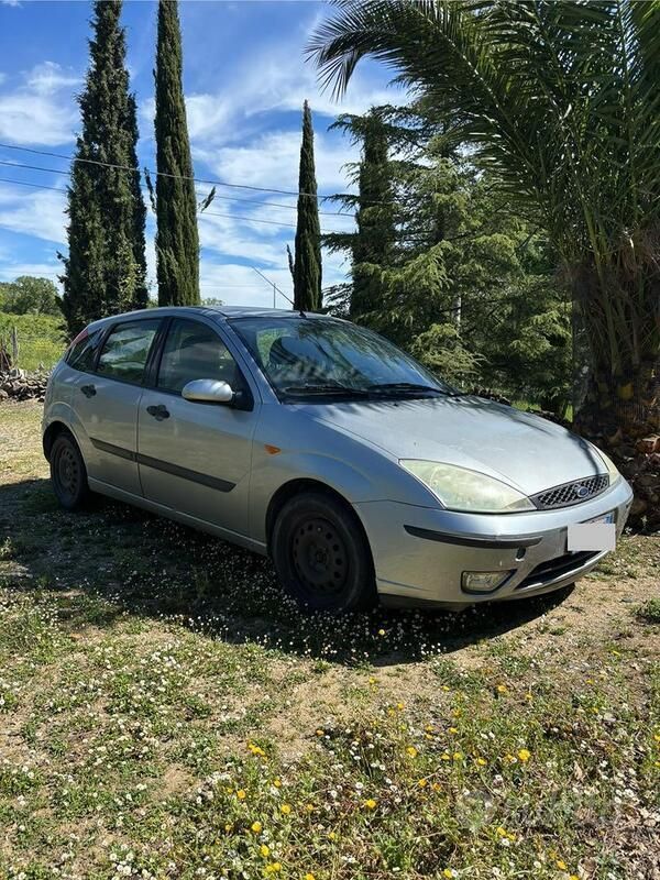 Grigio Usata 2003 Ford Focus Tre volumi | 300 € (Ottimo prezzo) - Immagine 1/3