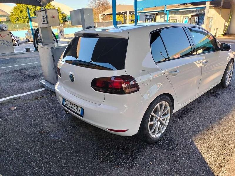 Usata VW Golf VI 122 CV (89 kW) 2010 Bianco Utilitaria