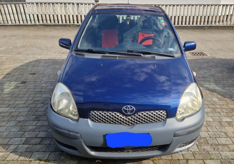 Usata 2003 Toyota Yaris Tre volumi | 1250 € (Buon prezzo) - Immagine 1/4