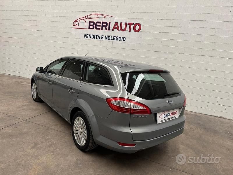 Begagnad Ford Mondeo Titanium 140 HK (102 kW) 2010 Grå Kombi