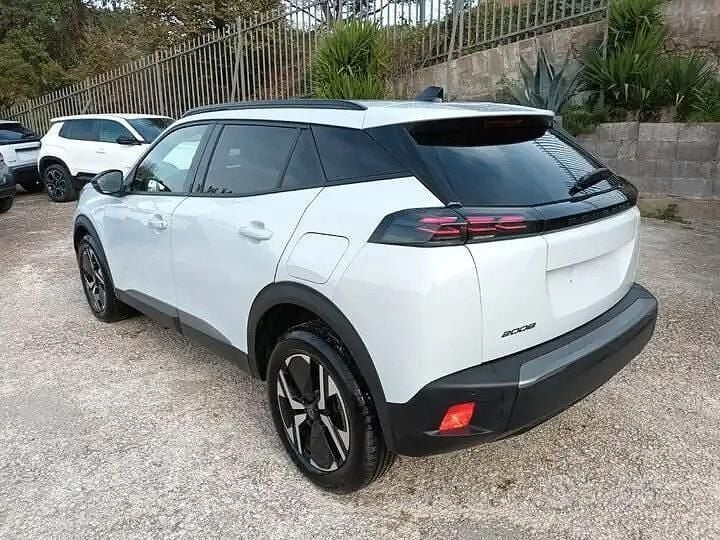 Usata Peugeot 2008 Allure 101 CV (74 kW) 2025 Bianco SUV