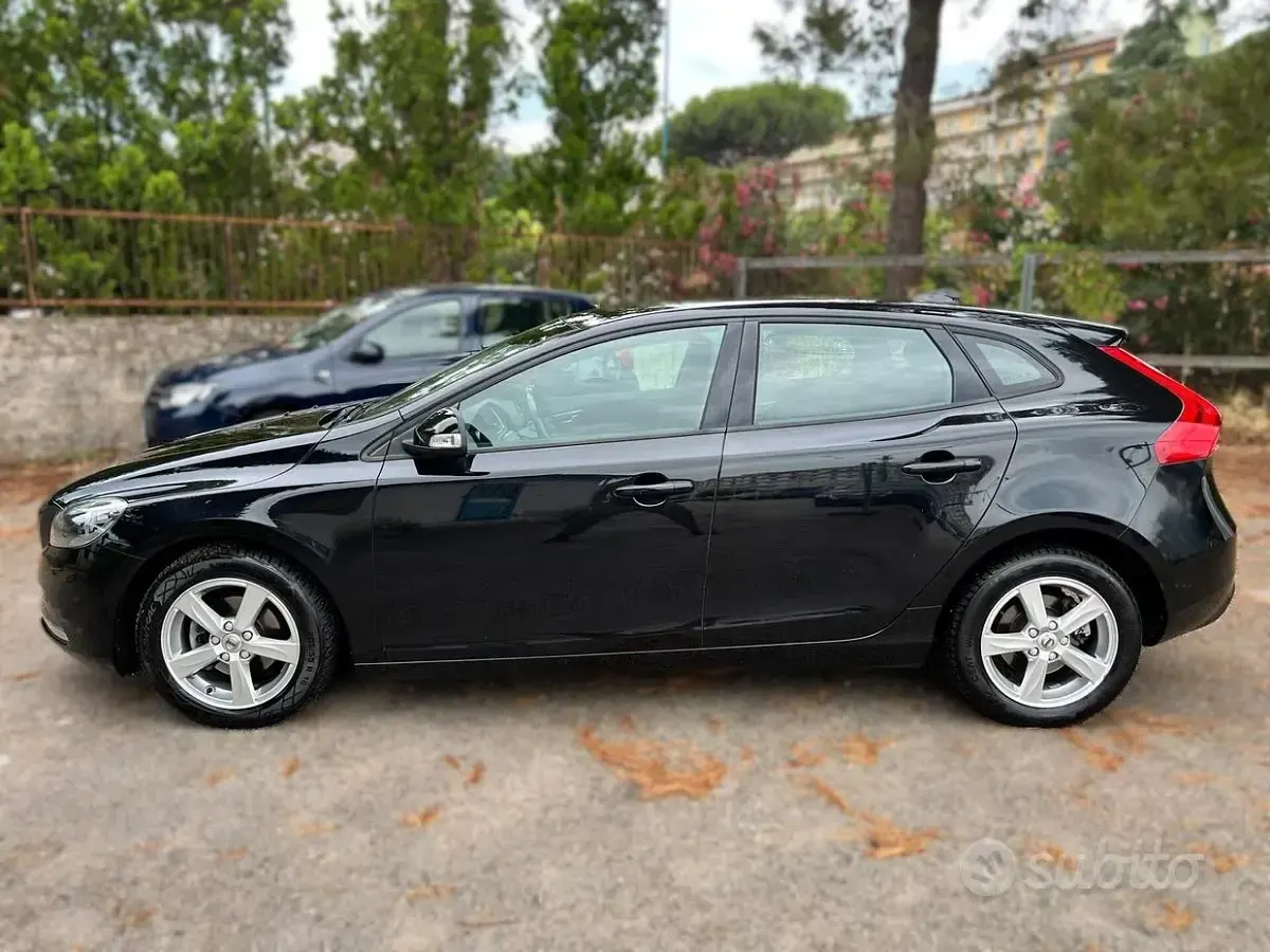 Usata Volvo V40 Kinetic 120 CV (88 kW) 2018 Nero Berlina