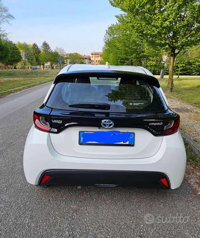 Usata Toyota Yaris Hybrid Business Edition 92 CV (67 kW) 2023 Bianco Utilitaria