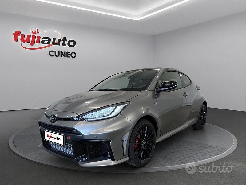Grigio Nuova 2025 Toyota Yaris Coupé | 54.900 € (Buon prezzo) - Immagine 1/4