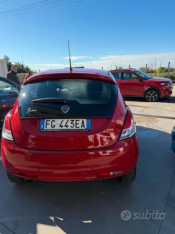 Usata Lancia Ypsilon Platinum 69 CV (50 kW) 2016 Rosso Utilitaria