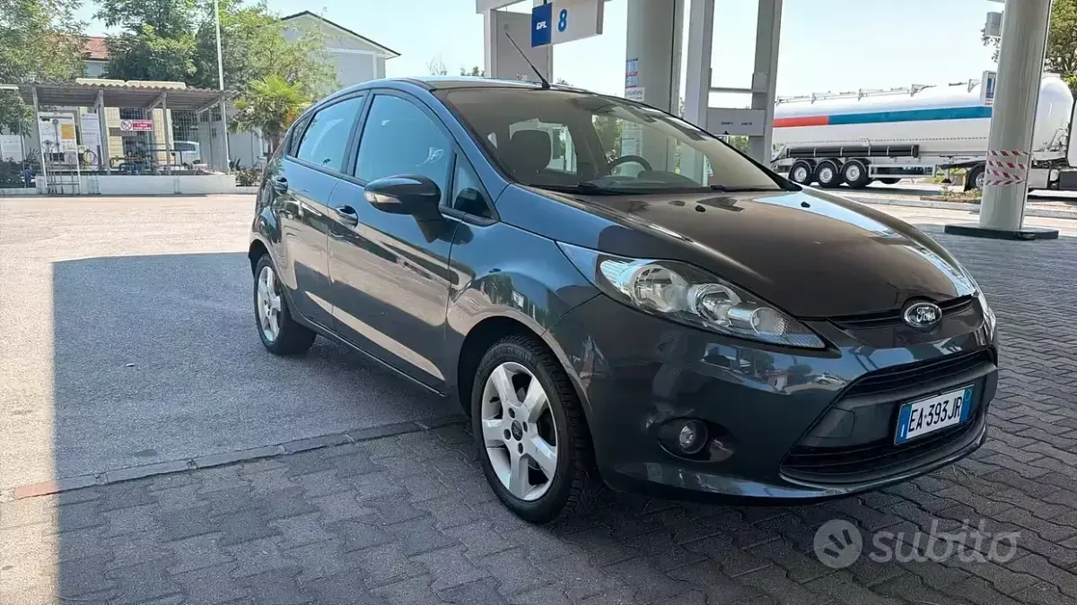 Usata Ford Fiesta Titanium 82 CV (60 kW) 2010 Blu Berlina