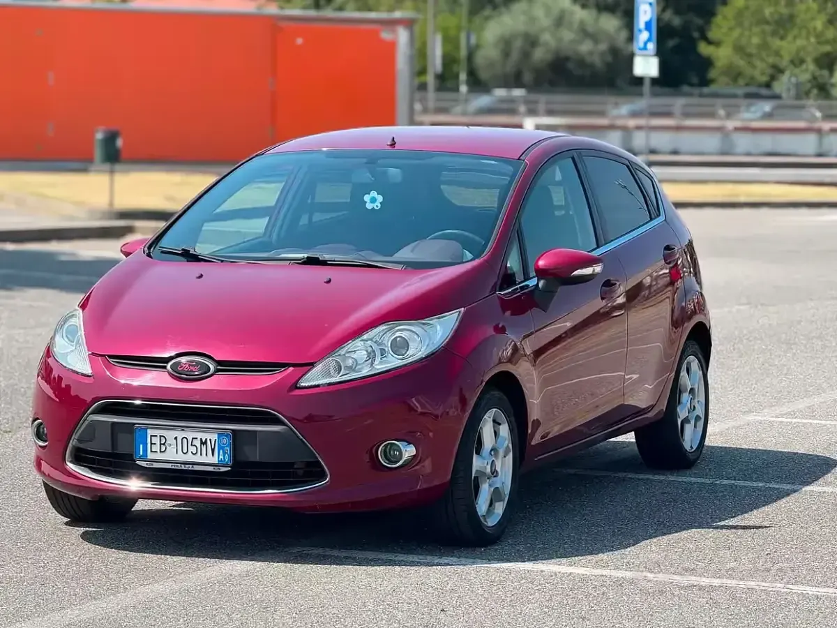 Usata Ford Fiesta 97 CV (71 kW) 2010 Viola Utilitaria