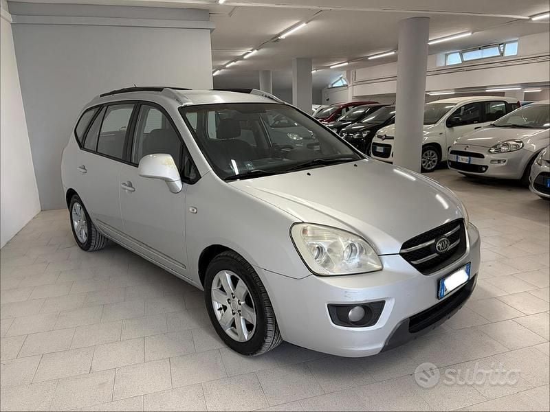 Begagnad Kia Carens EX 140 HK (102 kW) 2009 Grå Minibuss