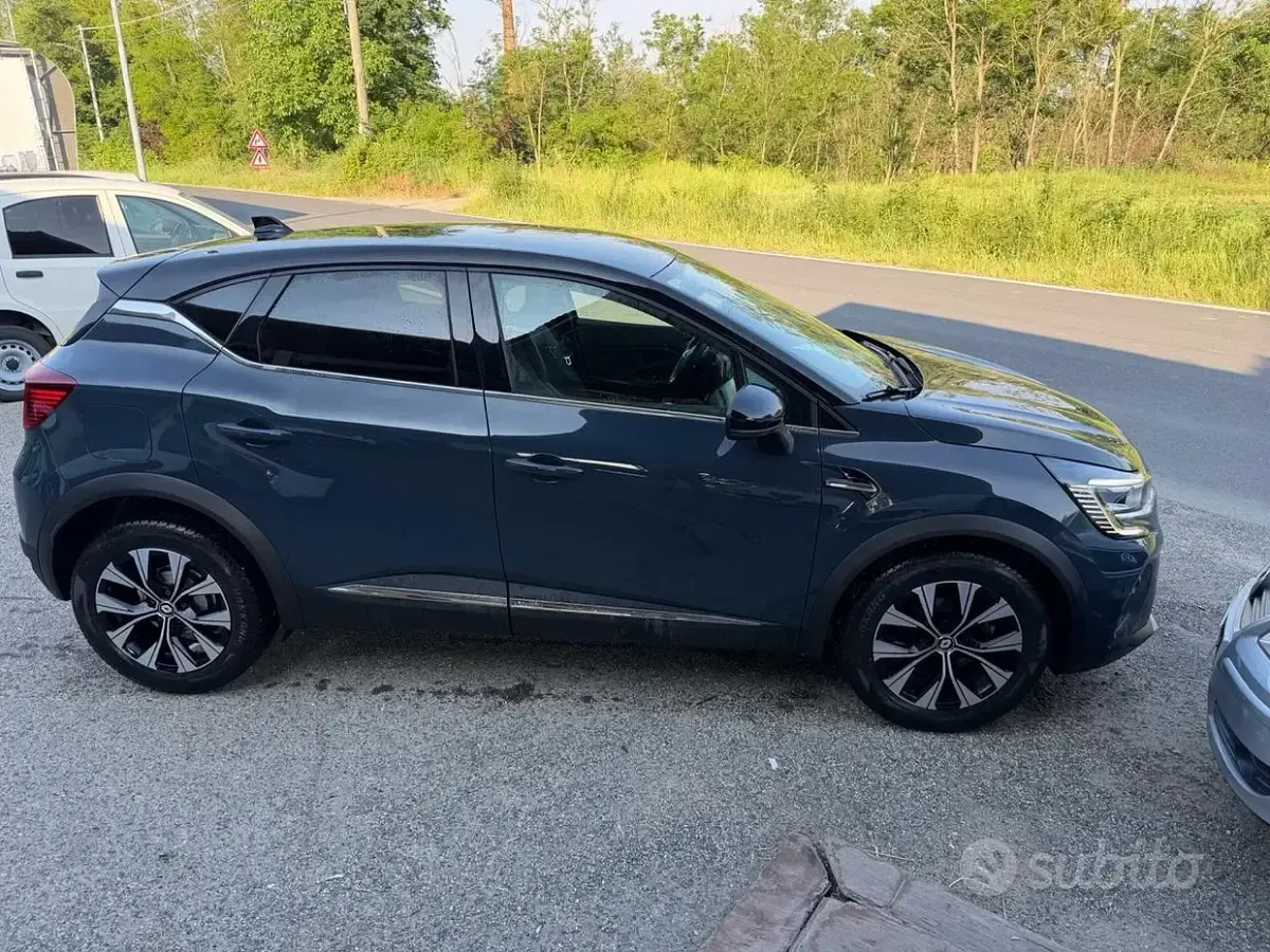 Usata Renault Captur Techno 101 CV (74 kW) 2022 Grigio SUV
