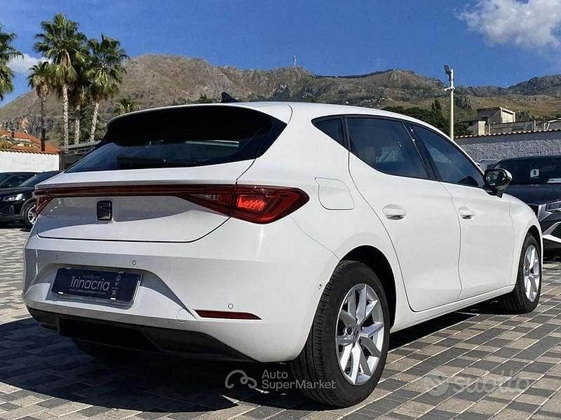 Usata Seat Leon Style 150 CV (110 kW) 2022 Bianco Berlina