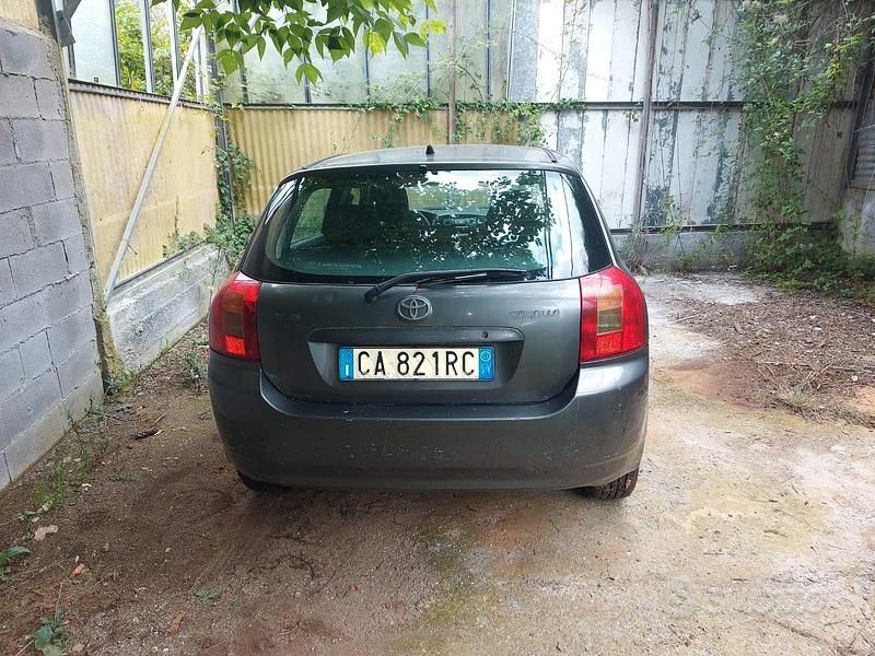 Usata Toyota Corolla 90 CV (66 kW) 2003 Grigio Berlina