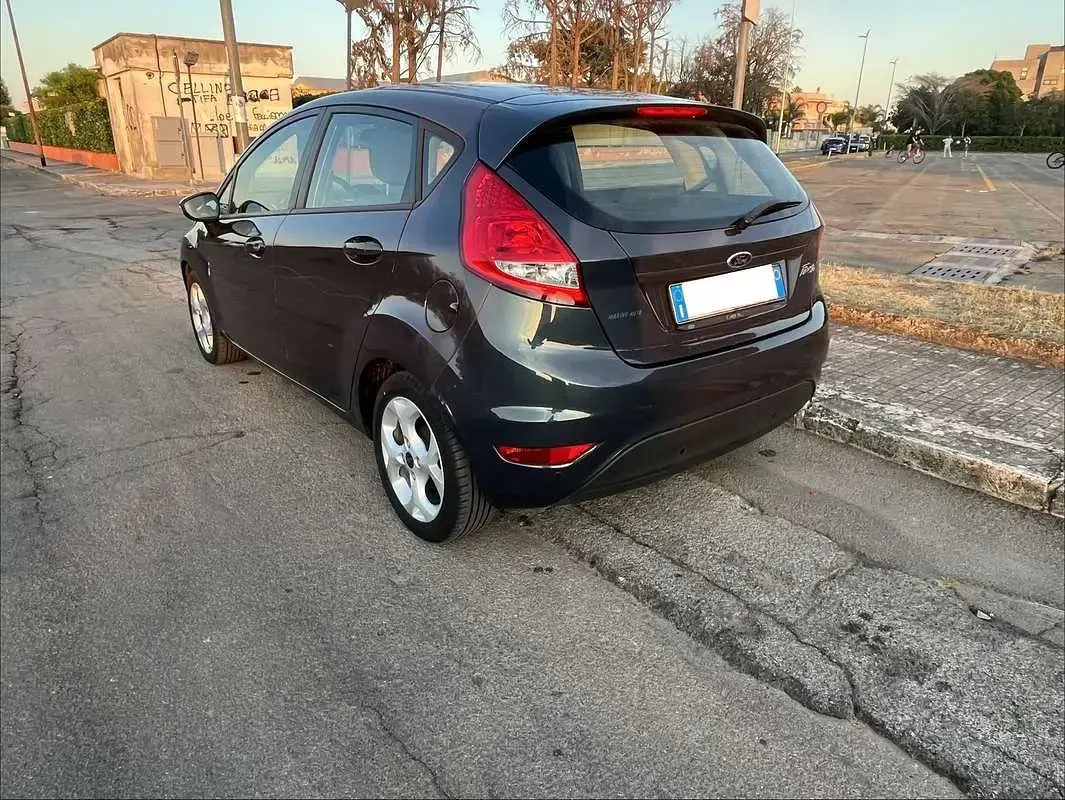 Usata Ford Fiesta 70 CV (51 kW) 2012 Grigio Berlina