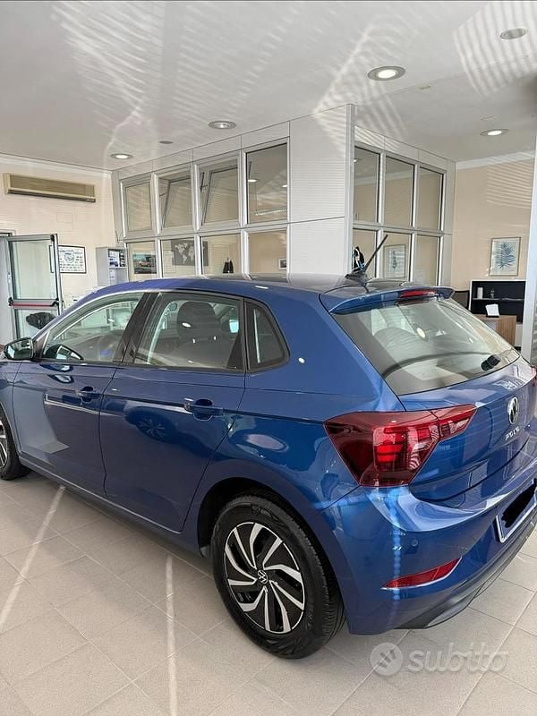 Usata VW Polo 90 CV (66 kW) 2024 Blu Berlina