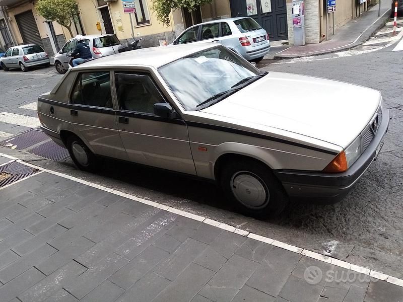 Usata Alfa Romeo 75 110 CV (80 kW) 1987 Grigio Berlina