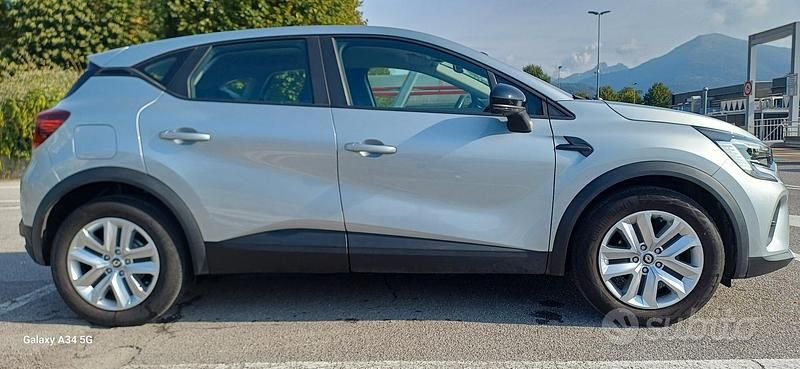 Usata Renault Captur Zen 91 CV (66 kW) 2021 Argento SUV
