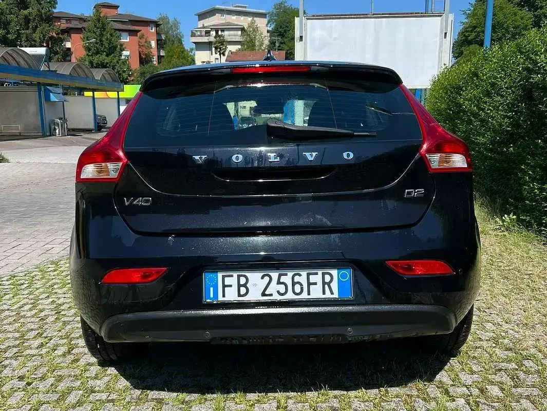 Usata Volvo V40 120 CV (88 kW) 2015 Nero Berlina