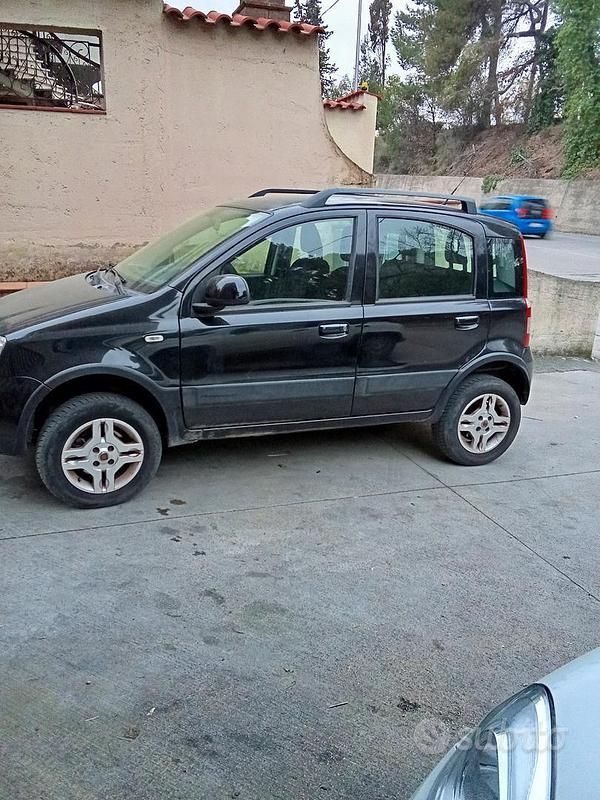 Second-hand Fiat Panda 4x4 75 CP (55 kW) 2012 Negru Hatchback