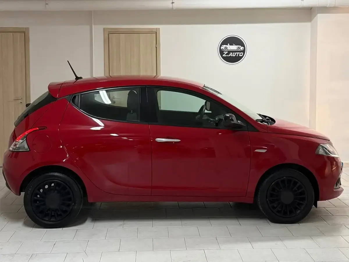 Usata Lancia Ypsilon Silver 69 CV (50 kW) 2022 Rosso Utilitaria