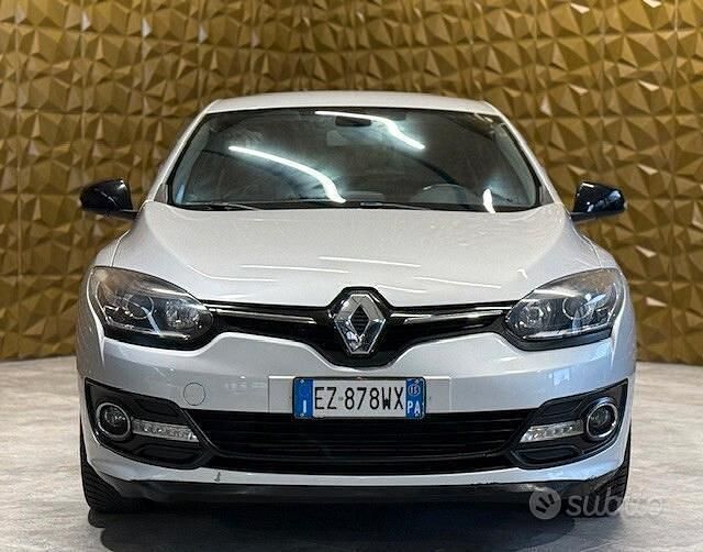 Grigio Usata 2015 Renault Mégane LIMITED Tre volumi | 6500 € (Buon prezzo) - Immagine 1/4