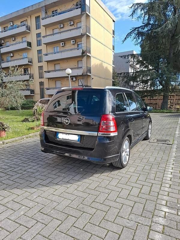 Usata Opel Zafira Cosmo 125 CV (91 kW) 2011 Nero Monovolume
