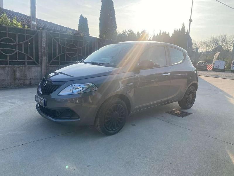 Usata Lancia Ypsilon Silver 69 CV (50 kW) 2023 Grigio Utilitaria