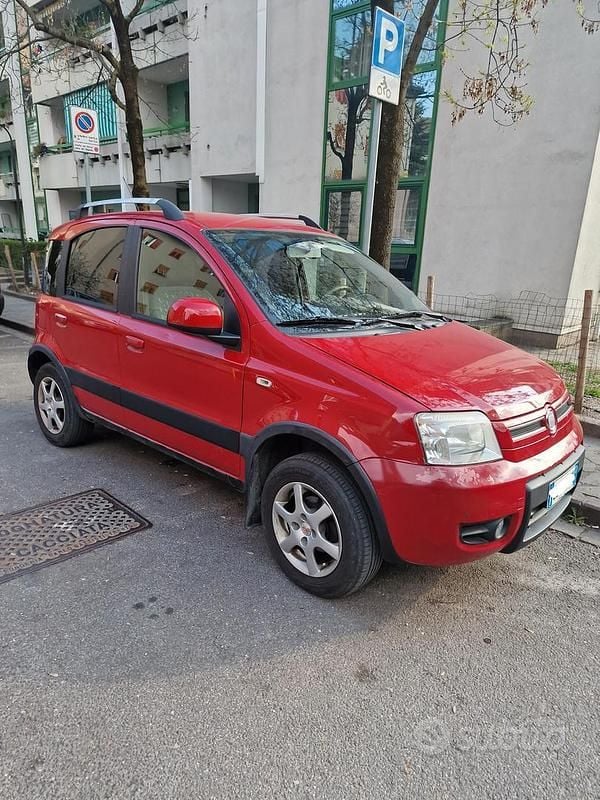 Usata Fiat Panda 4x4 Climbing 69 CV (50 kW) 2011 Rosso Utilitaria