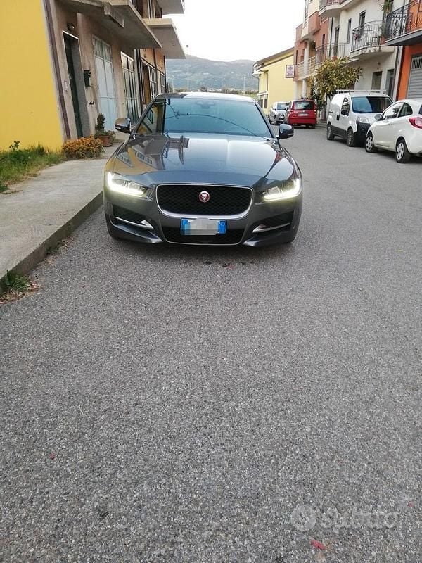 Usata Jaguar XE 180 CV (132 kW) 2017 Grigio Berlina